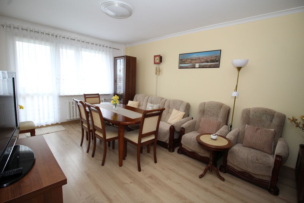 Oferujemy do sprzedaży lokal mieszkalny o powierzchni 64,45 m2 zlokalizowany na 1 piętrze w niskim bloku przy ul. ...
